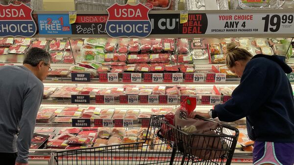 Покупатели выбирают мясо в продуктовом магазине Safeway в Аннаполисе, штат Мэриленд. 16 мая 2022