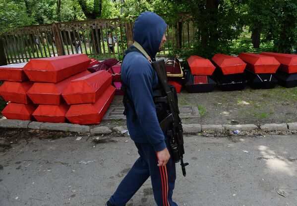 Отправка к местам захоронения тел ополченцев ДНР и местных жителей, погибших в ходе штурма аэропорта Донецка войсками национальной гвардии 26 мая.