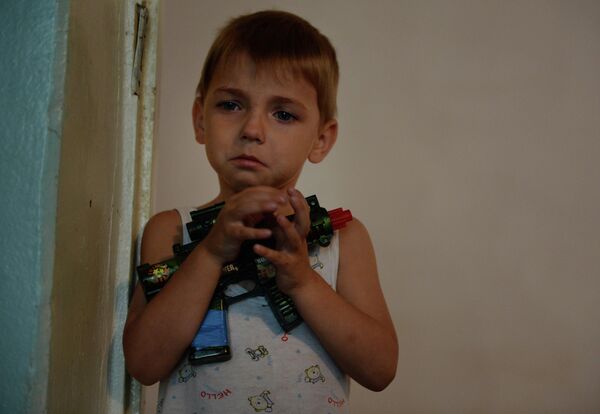 Ребенок в профилактории от шахты Заря в городе Снежное Донецкой области, где разместились беженцы из Славянска в 2014 году.