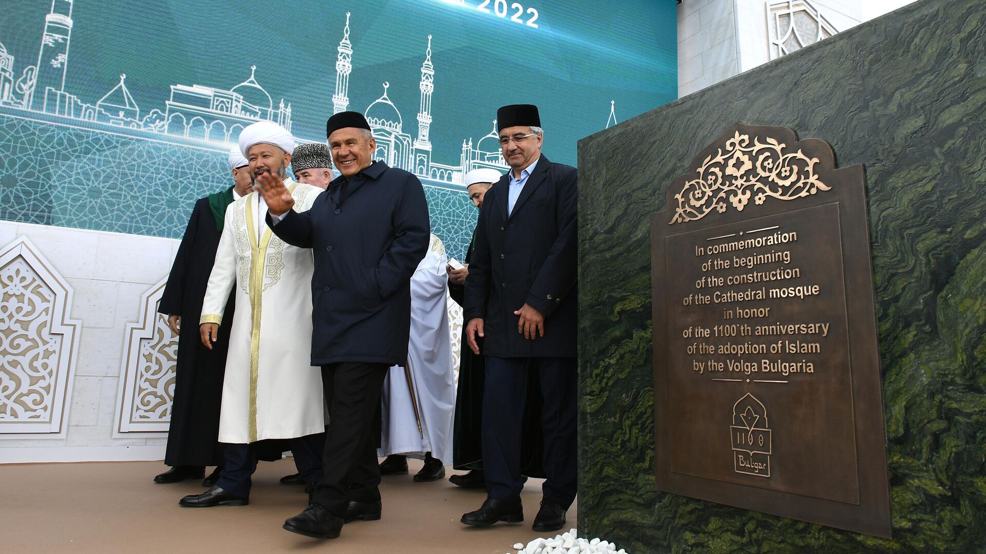 Президент Республики Татарстан Рустам Минниханов (в центре) на церемонии закладки первого камня Соборной мечети - РИА Новости, 1920, 20.05.2022