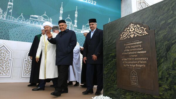 Президент Республики Татарстан Рустам Минниханов (в центре) на церемонии закладки первого камня Соборной мечети