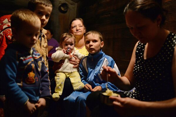 Местные жители прячутся в бомбоубежище на одном из заводов в Краматорске, 2014 год.