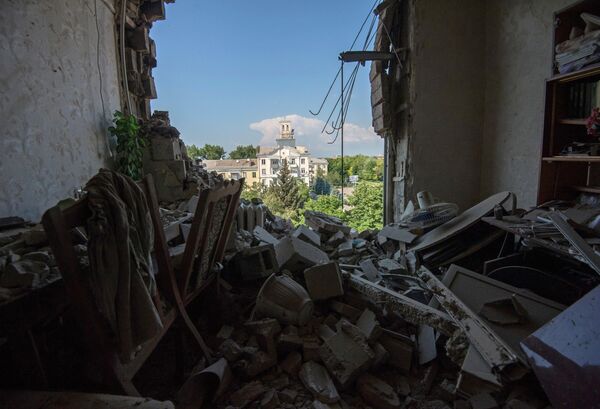 Одна из квартир в доме, пострадавшем во время артиллерийского обстрела Краматорска, 2014 год.