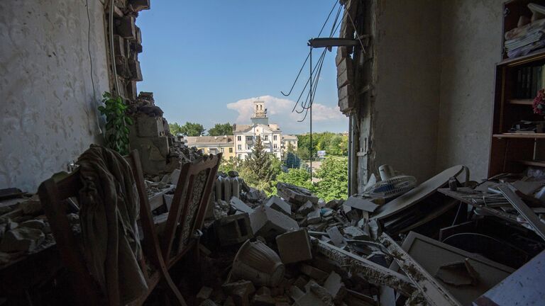 Одна из квартир в доме, пострадавшем во время артиллерийского обстрела Краматорска, 2014 год.