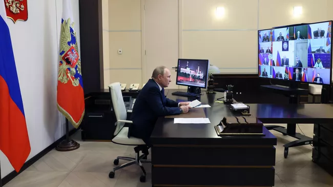 Президент РФ Владимир Путин проводит оперативное совещание с постоянными членами Совета безопасности РФ в режиме видеоконференции