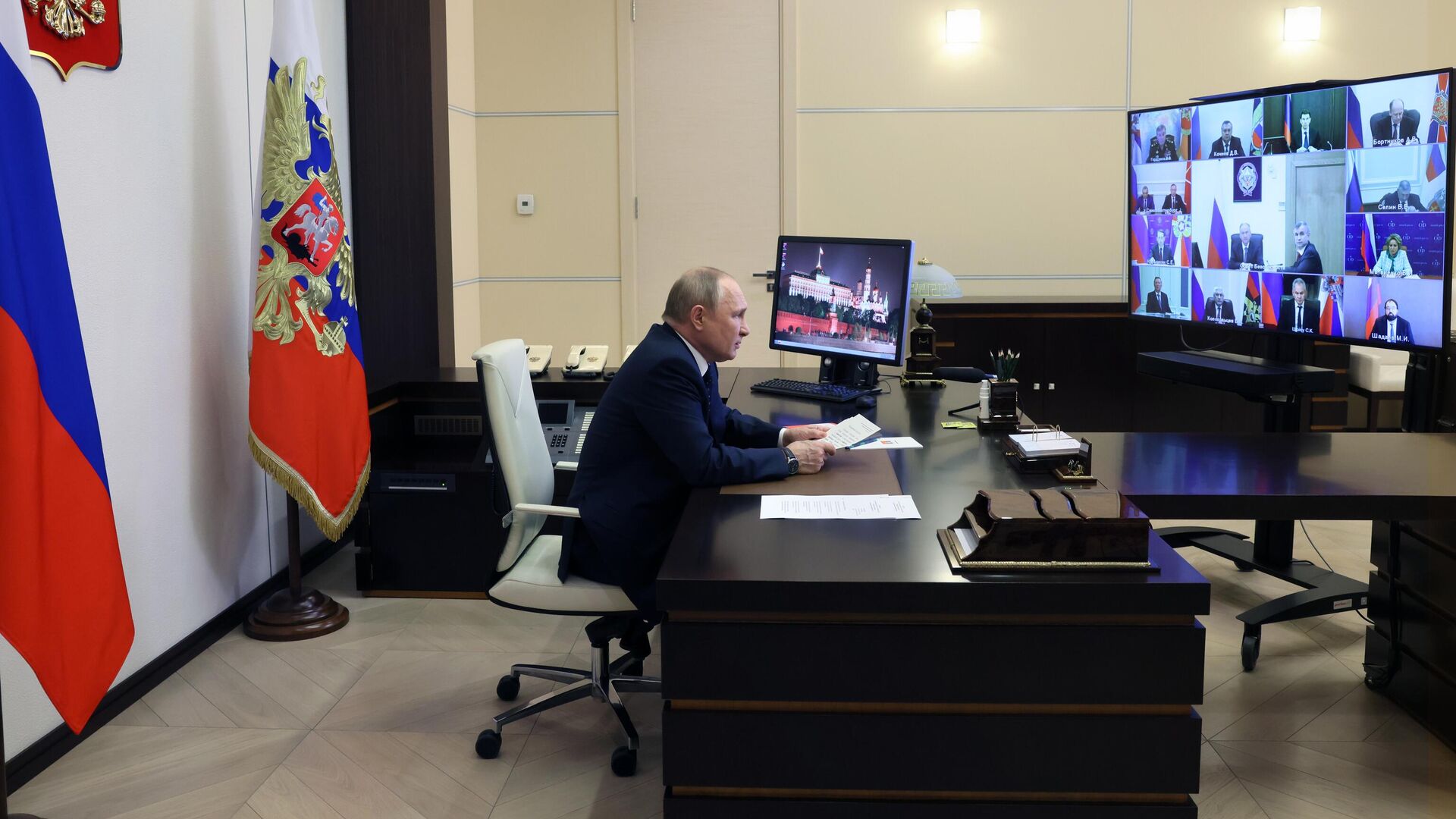 Президент РФ Владимир Путин проводит оперативное совещание с постоянными членами Совета безопасности РФ в режиме видеоконференции - РИА Новости, 1920, 20.05.2022