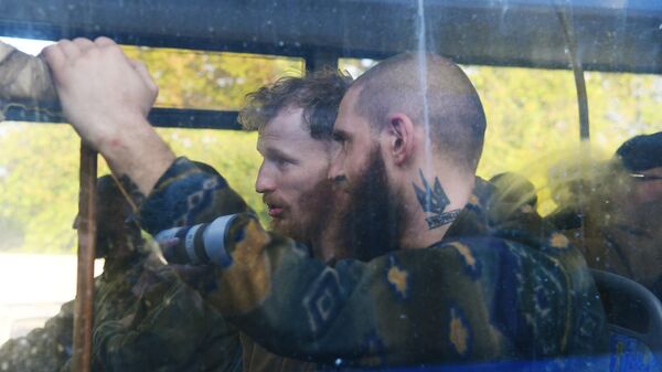 Автобус со сдавшимися в плен украинскими военнослужащими и боевиками националистического батальона Азов выехал с территории завода Азовсталь в Мариуполе