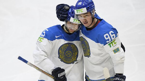 Хоккеисты сборной Казахстана Егор Петухов и Алихан Асетов (слева направо)