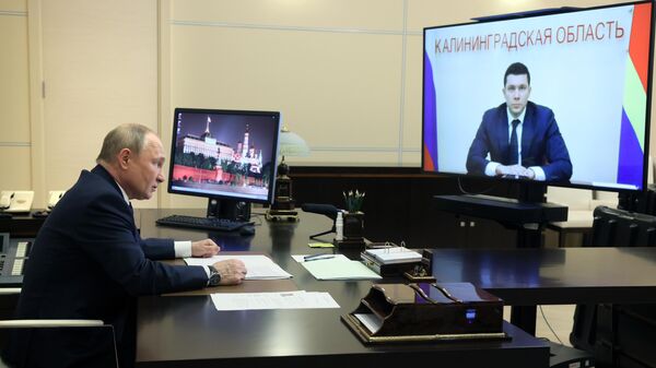 Президент РФ Владимир Путин во время встречи во видеосвязи с губернатором Калининградской области Антоном Алихановым