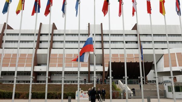 Сотрудники Совета Европы снимают российский флаг со здания Совета Европы в Страсбурге