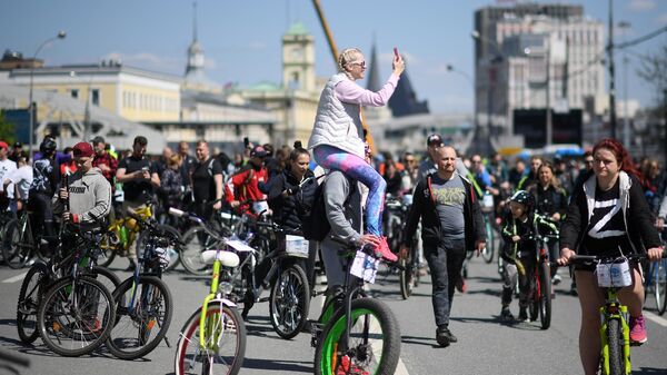 Участники Московского весеннего велофестиваля перед началом заезда.