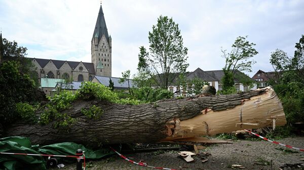 Последствия торнадо в городе Падерборн, Западная Германия