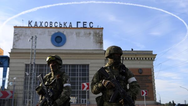 Военнослужащие России возле здания Каховской ГЭС