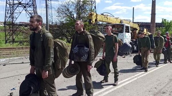 Сдавшиеся в плен украинские военнослужащие и боевики националистического батальона Азов 