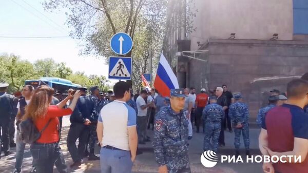 Сочувствующие России жители Армении пришли с бело-сине-красными триколорами к посольству РФ в Ереване