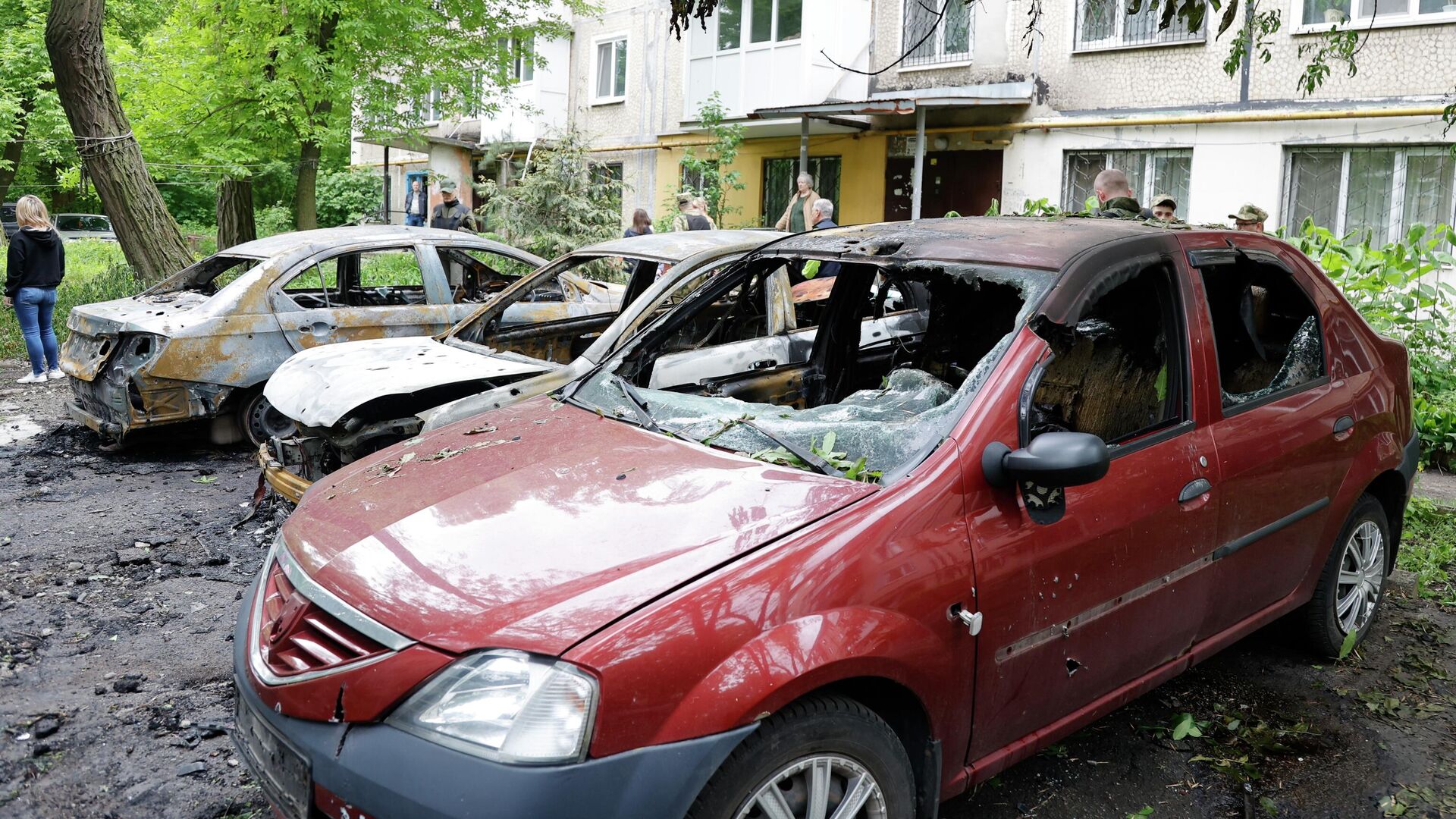 Уничтоженные в результате обстрелов ВСУ легковые автомобили в Куйбышевском районе Донецка - РИА Новости, 1920, 22.05.2022