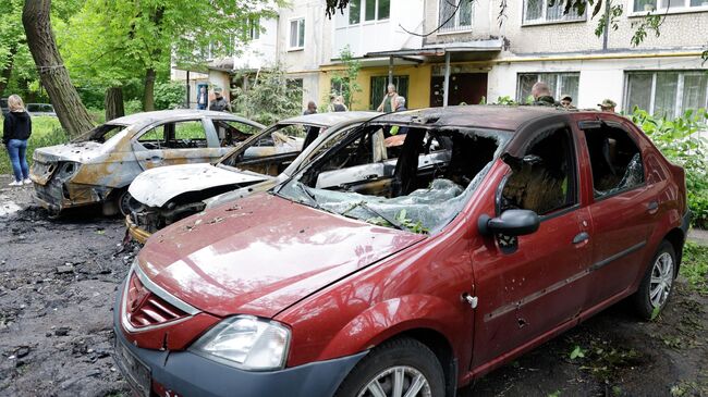 Уничтоженные в результате обстрелов ВСУ легковые автомобили в Куйбышевском районе Донецка