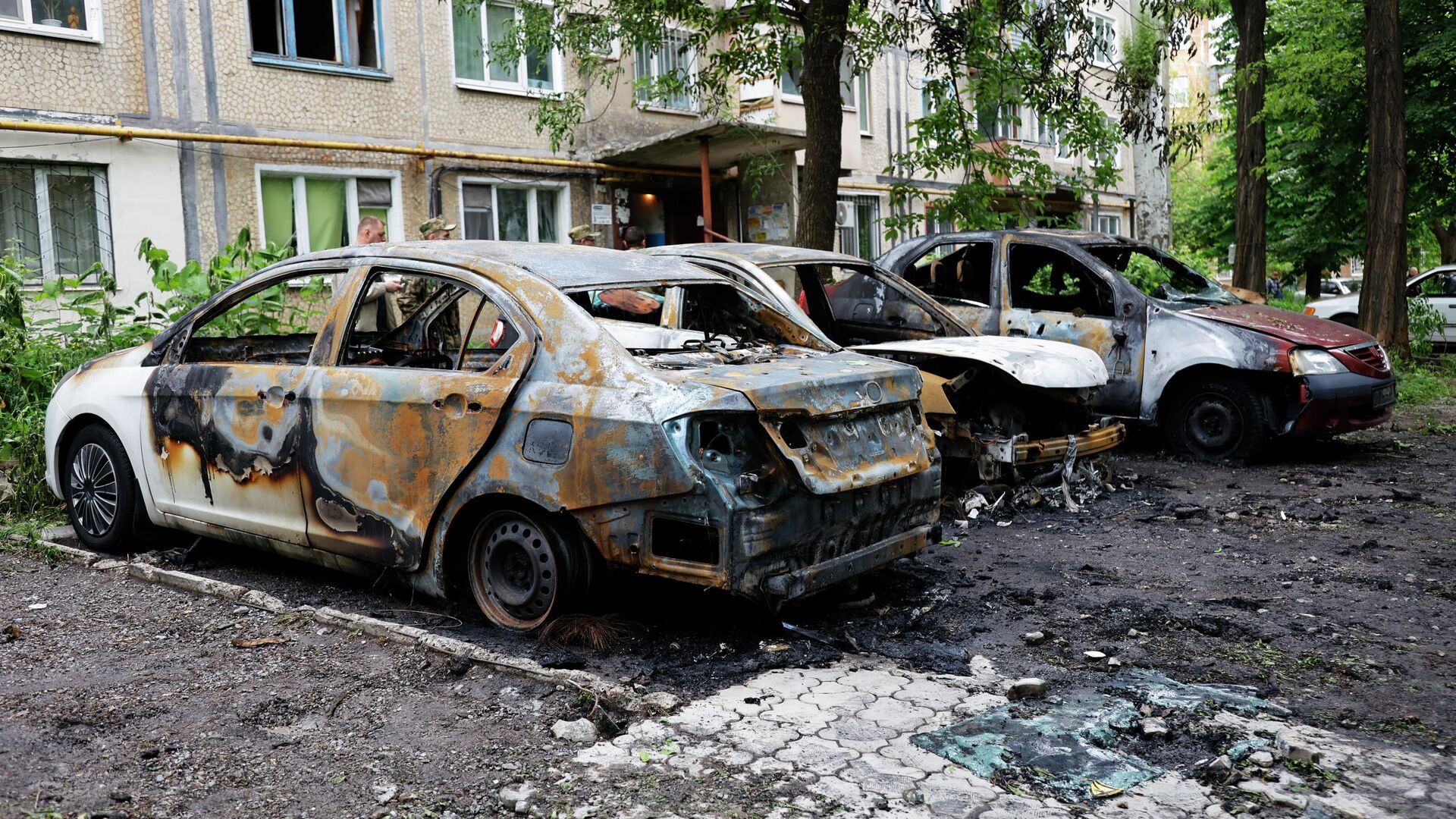 Уничтоженные в результате обстрелов ВСУ легковые автомобили в Куйбышевском районе Донецка - РИА Новости, 1920, 22.05.2022