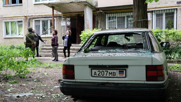 Уничтоженные в результате обстрелов ВСУ легковые автомобили в Куйбышевском районе Донецка
