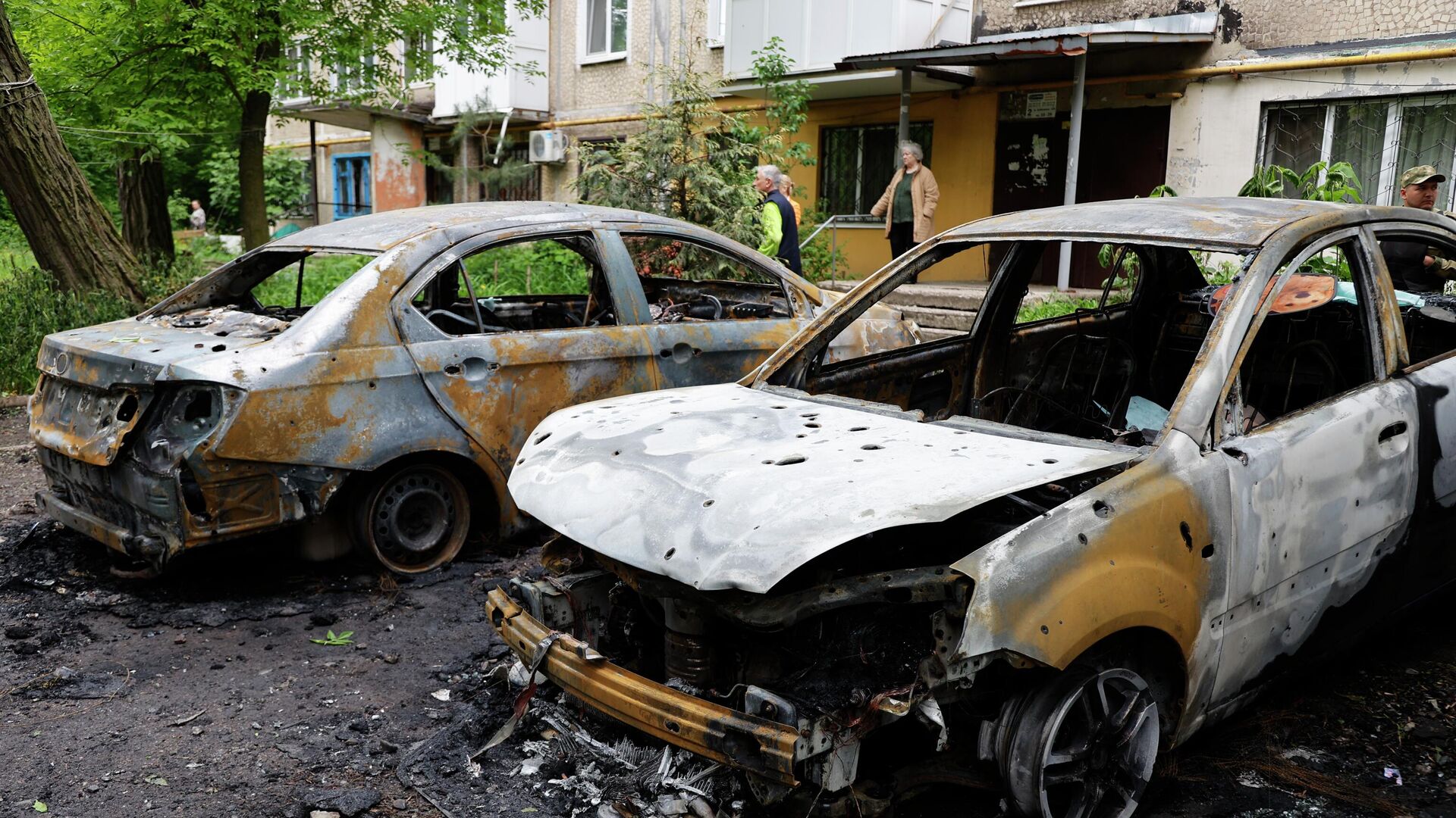 Уничтоженные в результате обстрелов ВСУ легковые автомобили в Куйбышевском районе Донецка - РИА Новости, 1920, 24.05.2022