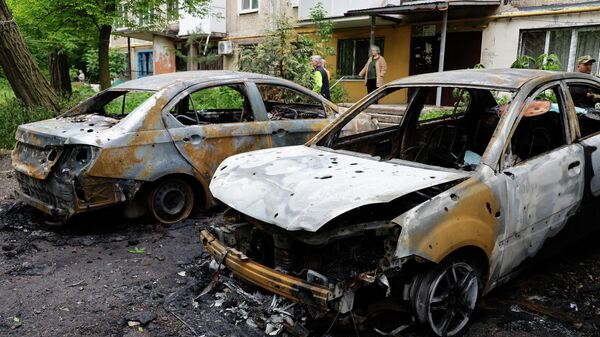 Уничтоженные в результате обстрелов ВСУ легковые автомобили в Куйбышевском районе Донецка