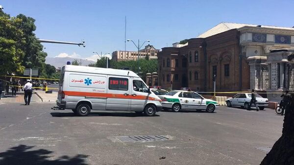 Машины полиции и скорой помощи в Тегеране