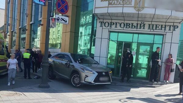 На Океанском проспекте во Владивостоке иномарка без водителя наехала на пешеходов, стоящих на остановке