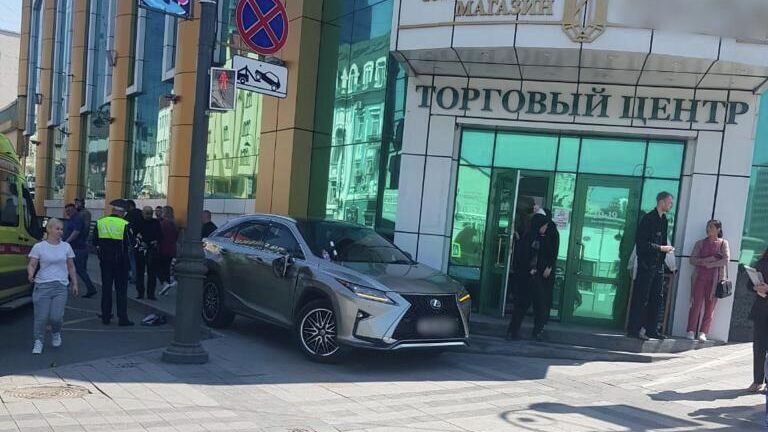 На Океанском проспекте во Владивостоке иномарка без водителя наехала на пешеходов, стоящих на остановке - РИА Новости, 1920, 23.05.2022