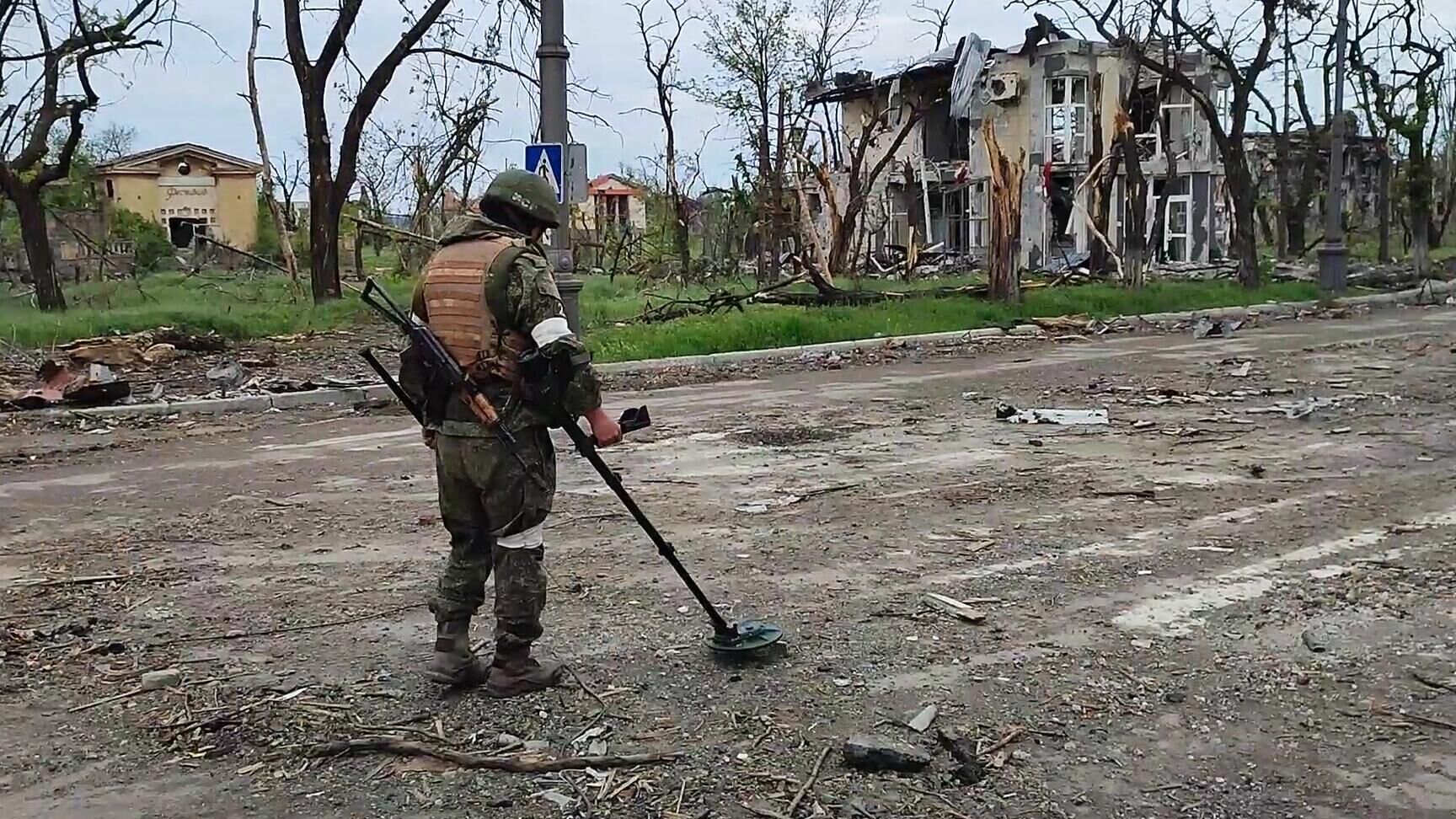 Военнослужащий инженерного подразделения Вооруженных сил России проводит разминирование территории завода Азовсталь в Мариуполе - РИА Новости, 1920, 23.05.2022