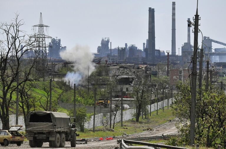 Саперы батальона Восток Народной милиции ДНР подрывают неразорвавшиеся снаряды и мины, найденные на территории комбината Азовсталь в Мариуполе