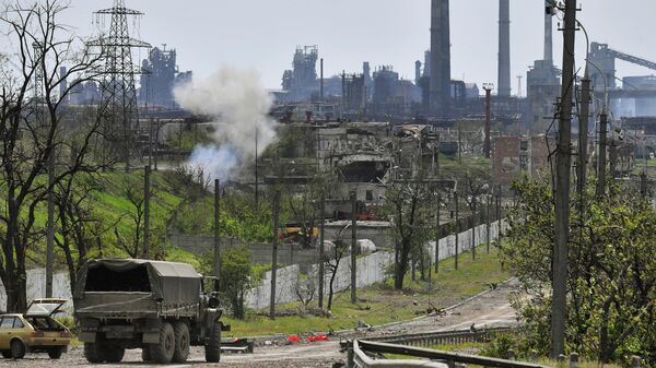 Саперы батальона Восток Народной милиции ДНР подрывают неразорвавшиеся снаряды и мины, найденные на территории комбината Азовсталь в Мариуполе