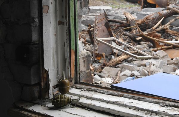 Гранаты на окне одного из разрушенных зданий на территории комбината Азовсталь в Мариуполе