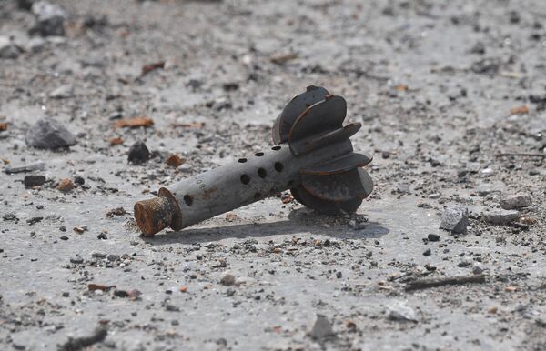 Осколок боеприпаса на территории разрушенного комбината Азовсталь в Мариуполе