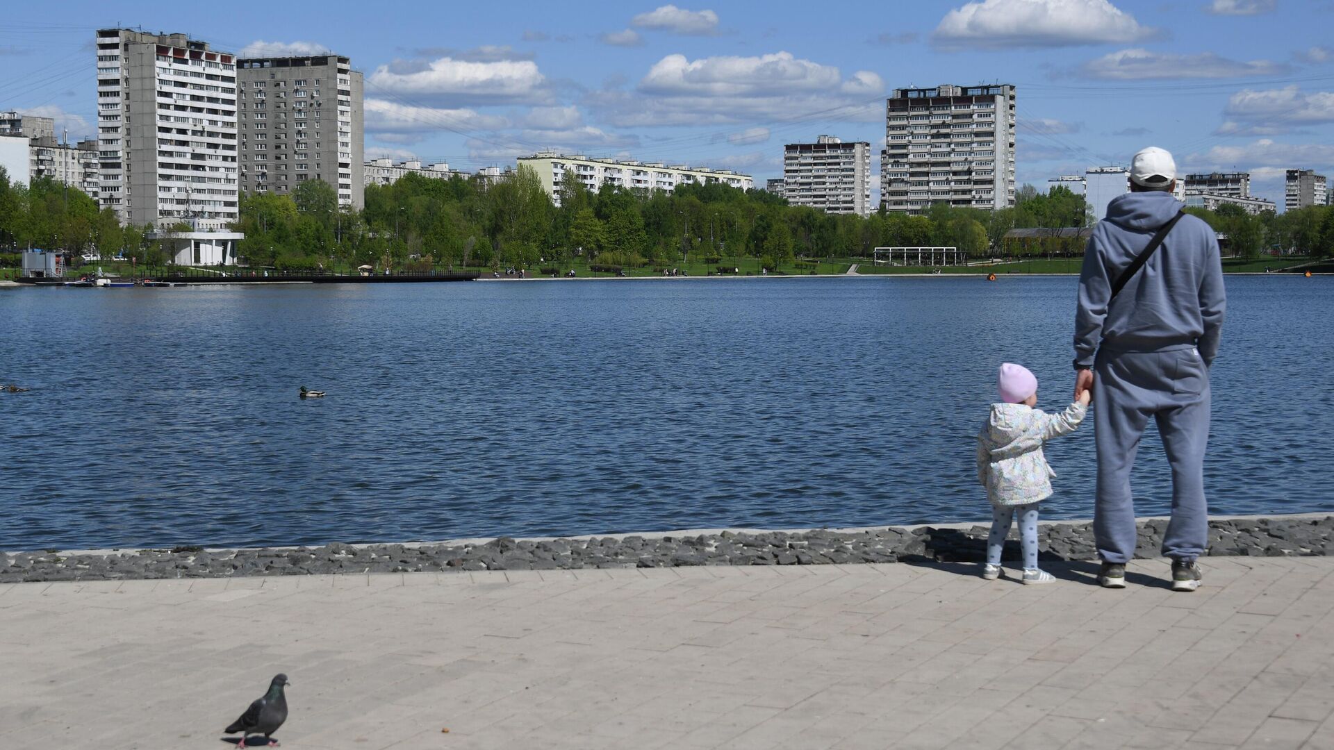 Мужчина с ребенком возле Гольяновского пруда на территории парка в Москве - РИА Новости, 1920, 28.05.2022