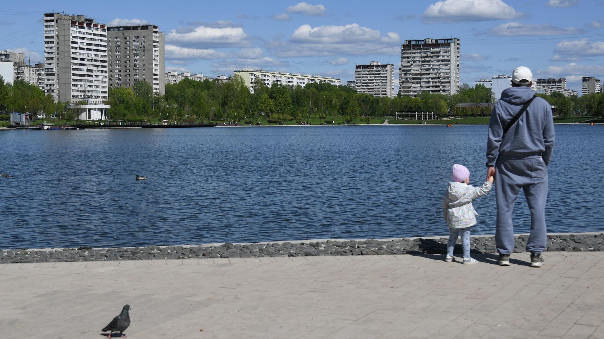 Мужчина с ребенком возле Гольяновского пруда на территории парка в Москве - РИА Новости, 1920, 25.04.2023