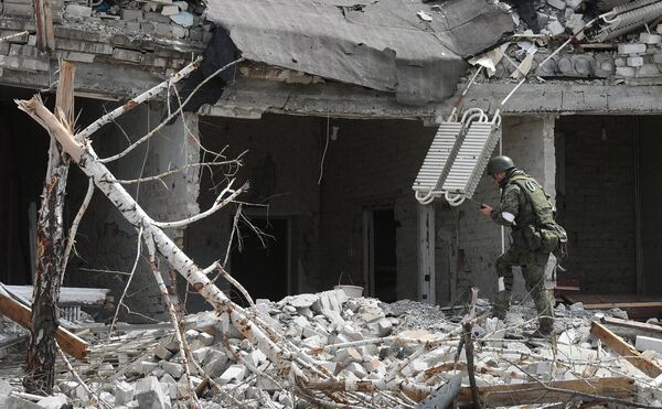 Военнослужащий батальона Восток Народной милиции ДНР обходит территорию разрушенного комбината Азовсталь в Мариуполе