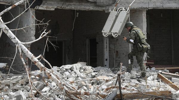 Военнослужащий батальона Восток Народной милиции ДНР обходит территорию разрушенного комбината Азовсталь в Мариуполе