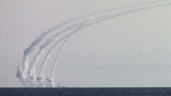 Залповый пуск четырех крылатых ракет Калибр с фрегата Черноморского флота из акватории Черного моря
