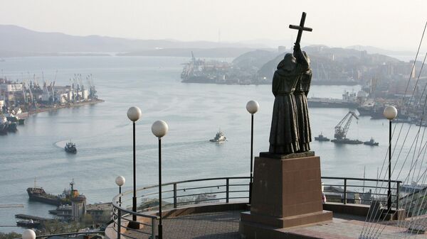 Памятник Кириллу и Мефодию на фоне бухты Золотой Рог, Приморский край 