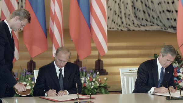 Президент РФ Владимир Путин и Президент США Джордж Буш подписывают совместную декларацию о новых стратегических отношениях между двумя странами