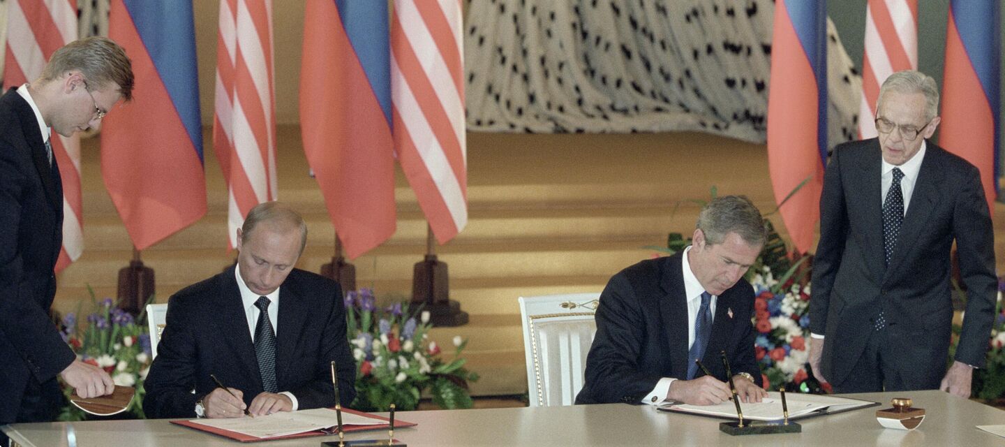 Президент РФ Владимир Путин и Президент США Джордж Буш подписывают совместную декларацию о новых стратегических отношениях между двумя странами Президент РФ Владимир Путин и Президент США Джордж Буш подписывают совместную декларацию о новых стратегических отношениях между двумя странами