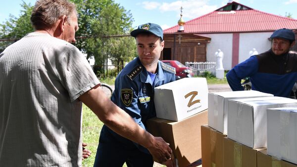 Сотрудники МЧС ДНР раздают гуманитарную помощь жителям освобожденных территорий Донецкой народной республики в селе Яцковка