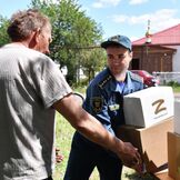 Сотрудники МЧС ДНР раздают гуманитарную помощь жителям освобожденных территорий Донецкой народной республики в селе Яцковка