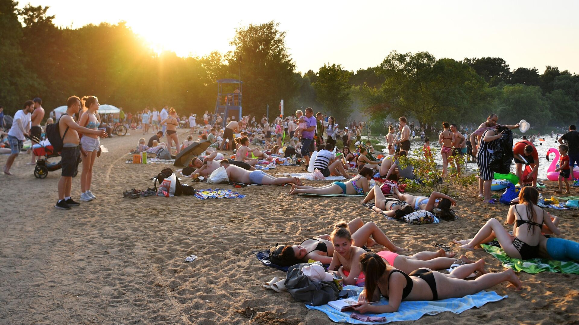 Люди отдыхают на пляже - РИА Новости, 1920, 09.06.2022