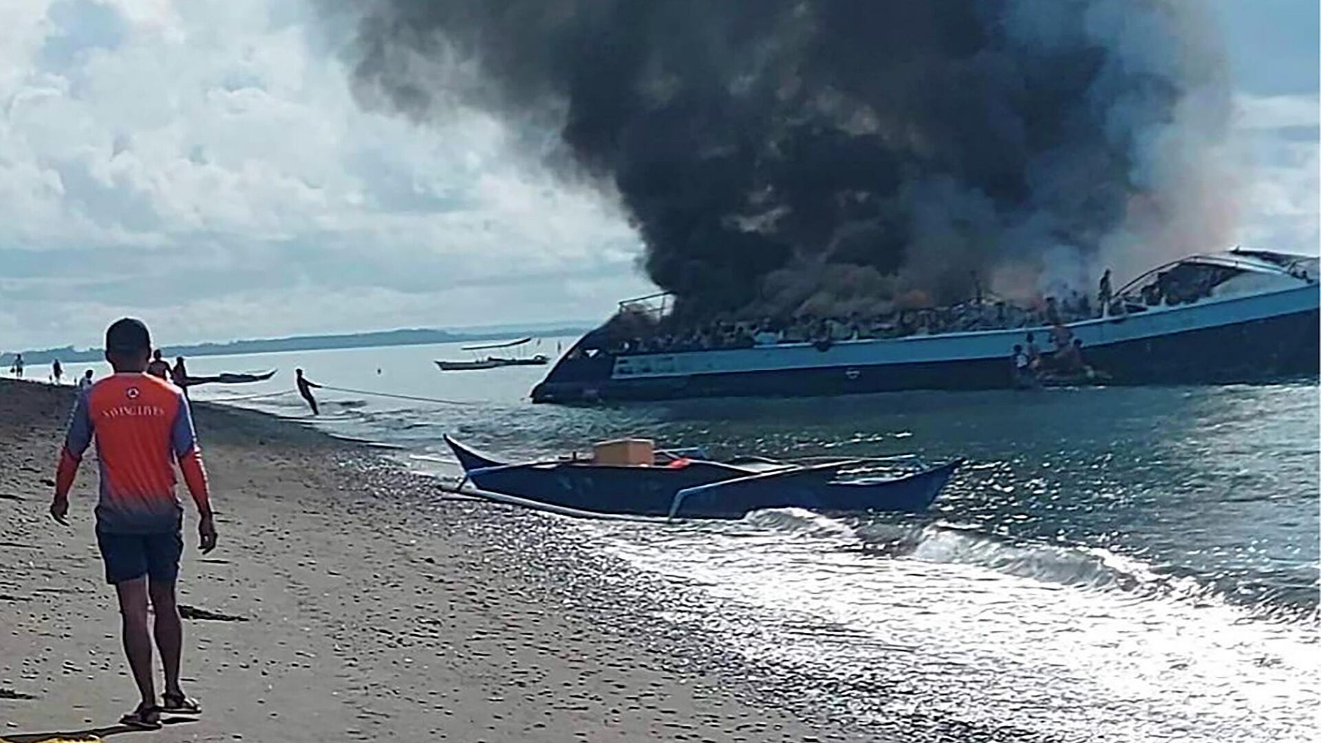  Загоревшееся судно Mercraft 2 буксуют к берегу в филиппинской провинции Кесон - РИА Новости, 1920, 23.05.2022