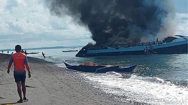  Загоревшееся судно Mercraft 2 буксуют к берегу в филиппинской провинции Кесон