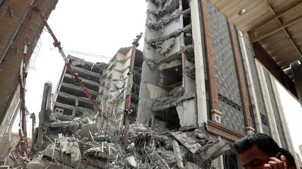 На месте обрушения офисного здания в иранском городе Абадан