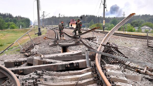 Патруль народной милиции ЛНР у взорванных железнодорожных путей в районе села Яцковка