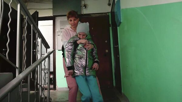 Приходиться носить на руках: мама девочки-инвалида борется за пандус в подъезде