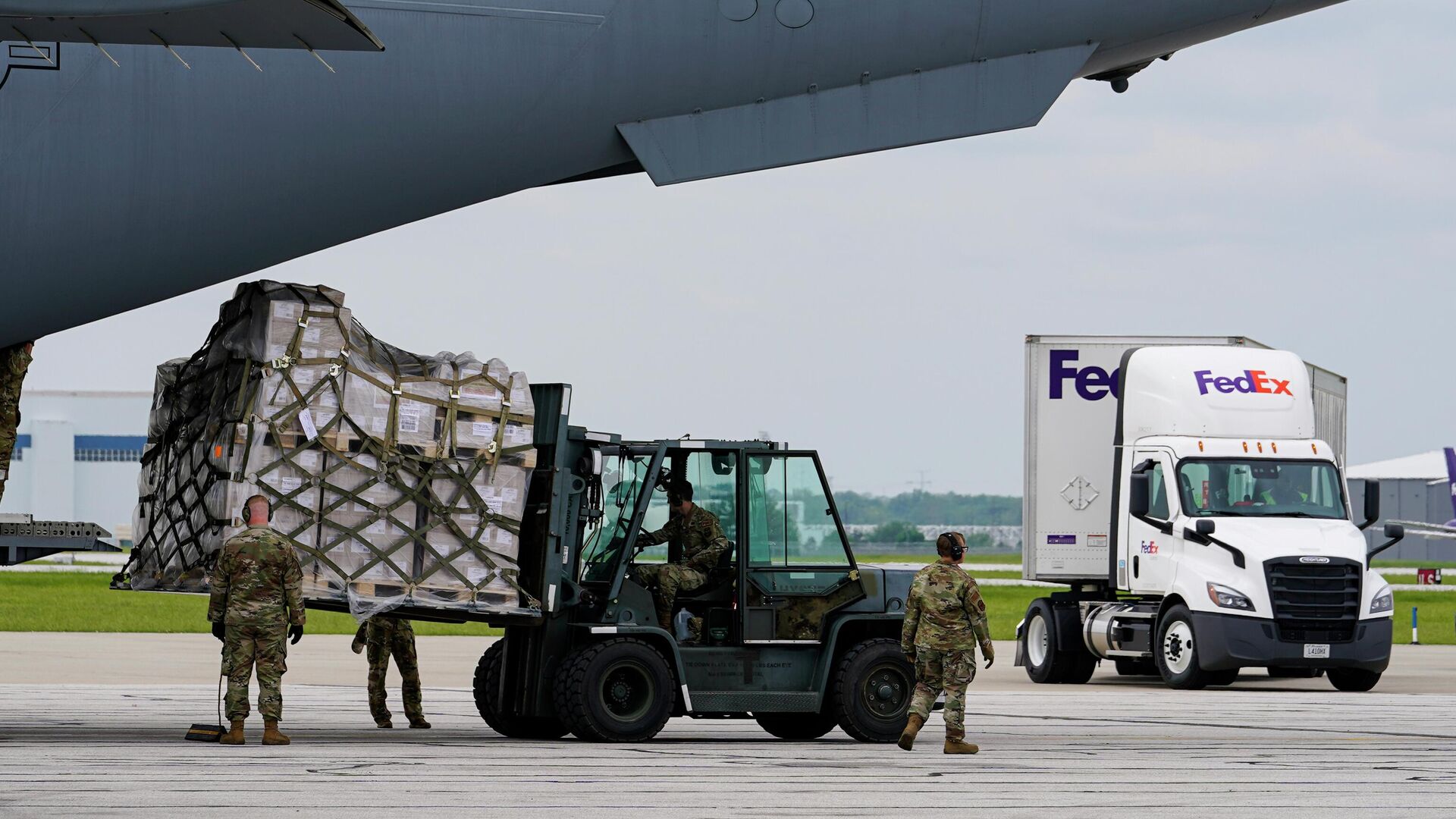 Разгрузка паллет с детской смесью доставленных в США с военной базы в Германии - РИА Новости, 1920, 24.05.2022